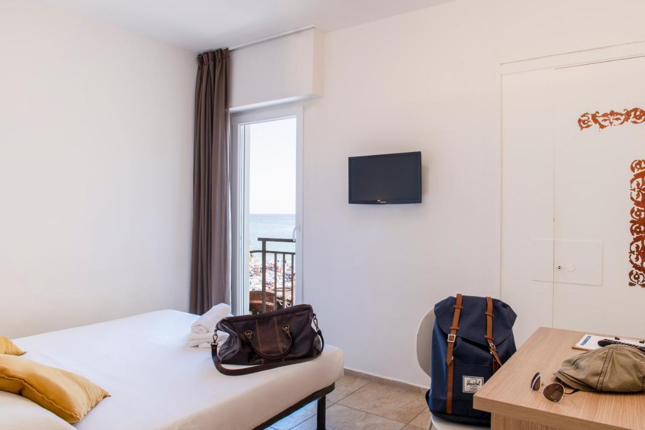 Hotel Jolly Roger П'єтра-Лігуре Екстер'єр фото